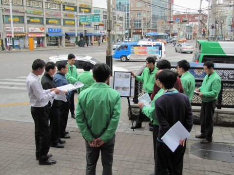 도로교통공단 서울지부가 교통안전을 저해하는 도로상의 위험요소를 제거함으로써, 쾌적하고 안전한 교통환경을 만들기 위하여 상습정체 및 교통사고 다발지점으로 선정된 도봉구 노원교교차로와 은평구 구산역교차로에 대한 관계기관 합동점검을 실시하였다.