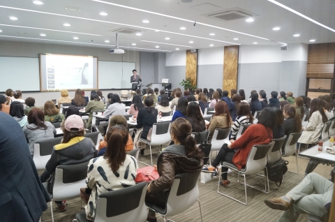 지난 3월 25일, 유경덴탈워크는 전주시 효자동에 위차한 전라북도치과의사회 세미나실에서 80여개의 치과 스탭들의 역량 강화를 위한 세미나를 개최했다.