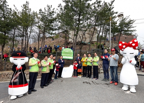 지난 3일, 금호타이어 임직원들과 서울시, 종로구 관계자들과 탄소상쇄숲 조성행사를 갖고 기념사진을 찍고 있다.