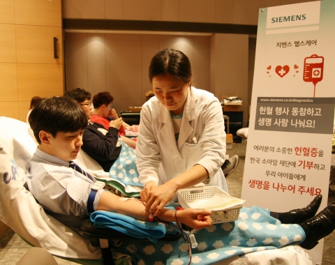 한국지멘스는 3일 중앙대학교병원과 함께 서대문구 충정로 풍산빌딩에서 생명사랑 헌혈행사를 가졌다. 한국지멘스 및 풍산빌딩 입주사 직원들이 헌혈에 참여하고 있다.