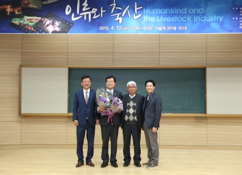 ㈜선진 이범권 총괄사장이 (재)국담축산학교육연구재단이 수여하는 2015년 제 7회 국담축산공로상을 수상했다.