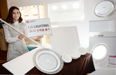 LG전자가 핵심 전자기술을 적용해 광효율을 높이고 무게는 반으로 줄인 LED 조명 4종을 4월 중 출시한다. 이번에 출시하는 조명은 LED 직관등과 완제품인 LED 평판조명, 고천장등, 다운라이트다. 모델이 2015년형 LED 조명 신제품과 함께 포즈를 취하고 있다.