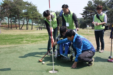 장애·비장애인이 스스럼없이 함께 어울려 펼쳐진 따뜻하고 감동적인 파크골프대회가 지난 11일, 광주 염주파크골프장에서 열렸다