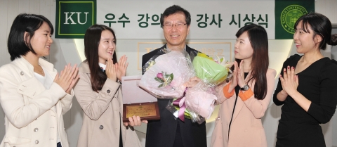 건국대가 2004년부터 학생들의 강의 평가를 토대로 매 학기 뽑는 베스트 티처에 10년간 다섯 번이나 이름을 올린 경제학과 민동기 교수(55)는 학생들에 대한 관심과 애정, 학생들의 고민에 귀 기울이는 소통을 비결로 꼽았다.