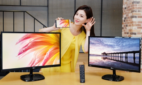 LG전자가 스마트폰 화면을 모니터 대화면으로 즐기는 미러링 모니터(왼쪽), 별도의 외장 스피커 없이도 스마트폰과 연결해 음악 감상하는 블루투스 모니터(오른쪽) 등 스마트 기기와의 무선 연결을 강화한 스마트 모니터 2종을 국내시장에 출시한다. 모델이 제품과 함께 포즈를 취하고 있다.