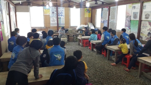 지역아동센터 아동들과 사회복무요원 봉사자들이 공주 도예촌에서 도예체험을 하고 있다.
