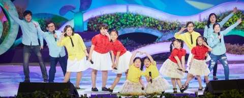 4월 18일 서울 KBS홀에서 열린 ‘제30회 초록동요제’에서 대상을 수상한 ‘무지갯빛 하모니’를 들려준 ‘채윤, 환미, 채원, 유경이네 가족(이유경 외 12명)’