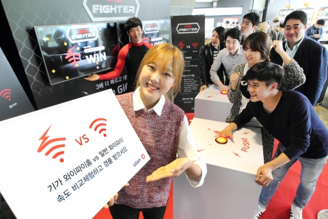 KT가 일반 와이파이 대비 3배, LTE 대비 12배 빠른 기가 와이파이 홈의 탁월한 속도를 고객이 직접 비교 체험할 수 있도록 하는 기가 파이터 이벤트를 18일부터 오는 30일까지 프리미엄 매장인 올레스퀘어에서 시행한다