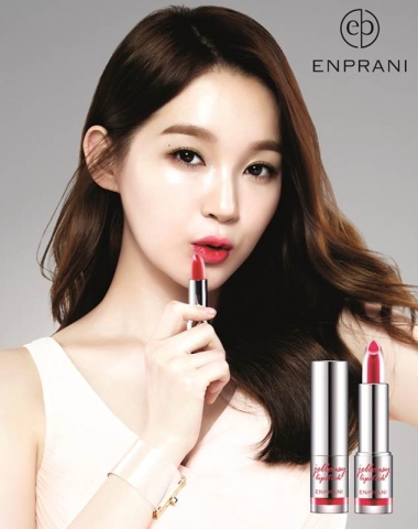 엔프라니가 별도의 그라데이션 효과 없이도 수채화 물감이 스며든 듯 입술에 싱그러운 생기를 부여하는 젤러시 립스틱(3.5g / 1만 8천원대) 8종을 출시한다.