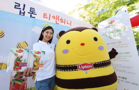 립톤이 4월 25일 여의도공원 문화의 광장에서 열린 2015 서울 안전체험 한마당에 참가해 아이들에게 큰 사랑을 받고 있는 립톤 티앤허니 아이스티 시음 행사를 진행했다