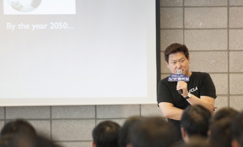 지난 25일 삼성소프트웨어멤버십 강남센터에서 열린 헬로 소프트웨어멤버십 토크 콘서트 행사에 참석한 데니스 홍 UCLA 대학교수가 소프트웨어의 비전을 제시하고 있다