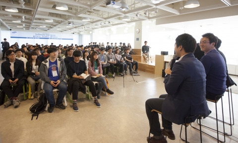 지난 25일 삼성소프트웨어멤버십 강남센터에서 열린 헬로 소프트웨어멤버십 토크 콘서트 행사에 대학생 150여 명이 참석해 경청하고 있다.