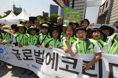 LG생활건강은 지난 25일(토) 올림픽공원 평화의 광장에서 환경부 정연만 차관, 에코맘코리아 하지원 대표, LG생활건강 박헌영 상무, 그리고 전국의 에코리더 동아리 참가 학생 및 멘토, 담당교사 등 1,000여명이 참석한 가운데 글로벌 에코리더 발대식을 진행했다. 행사에 참가한 학생들과 LG생활건강 박헌영 상무(뒷줄 좌측), 환경부 정연만 차관(뒷줄 중간), 에코맘코리아 하지원 대표(뒷줄 우측)가 글로벌에코리더 현수막을 들고 기념 촬영을 하고 있다