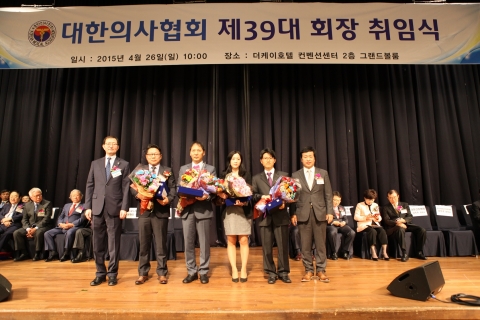 녹십자는 26일 서울 서초구에 위치한 더케이호텔에서 개최된 대한의사협회 제67차 정기대의원총회에서 제37회 녹십자 언론문화상 시상식을 가졌다. 왼쪽부터 추무진 대한의사협회 회장, 김기봉 YTN사회정책부장, 손종관 메디칼업저버 편집주간, 임솔 조선비즈 기자, 장영식 헬스포커스 취재부장, 장평주 녹십자 상무