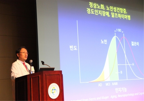 한설희 광진구 치매지원센터장이자 건국대학교병원 병원장이 24일(금) 건국대병원 대강당(지하 3층)에서 뇌를 지키는 습관을 주제로 강의하고 있다.