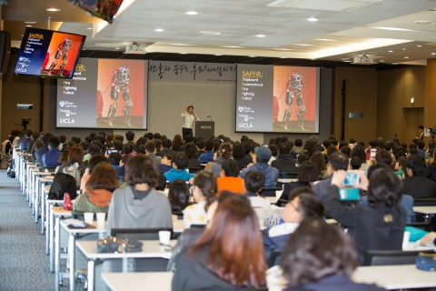 CMS에듀케이션이 주최한 데니스 홍과의 만남 - 데니스 홍과 꿈꾸는 우리 아이들의 미래 행사가 지난 4월 18일(토) 오전 11시 서울대 글로벌공학교육센터에서 열렸다.