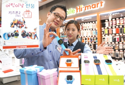 롯데하이마트가 어린이날을 기념해 5월 1일부터 6일까지 어린이용 스마트 기기인 키즈폰 준2를 구매하는 고객에게 사은행사를 진행한다.