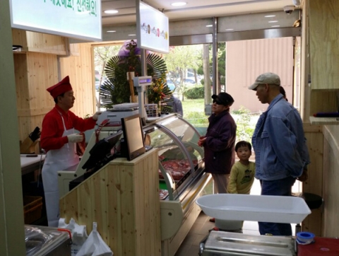 농협이 품질을 인증하는 안심축산물을 판매하는 전문점이 경기도 시흥시 정왕동에 오픈했다.