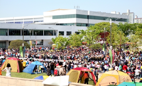 5월 5일 어린이날을 맞아 임직원과 협력사 가족, 지역 주민에게 개방된 수원 삼성디지털시티에 방문한 가족들이 경찰의장대 퍼레이드를 보고 있다.