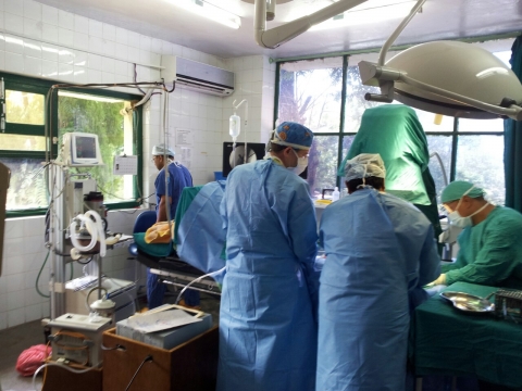 Anandaban Leprosy Hospital에서 수술중인 글로벌케어 1차 의료팀