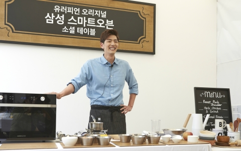 맹기용 셰프가 6일 합정동 퍼블리칸 바이츠 레스토랑에서 진행된 삼성 스마트오븐 소셜 테이블 행사에서 삼성 스마트오븐으로 간편하게 만들 수 있는 유러피언 오리지널 레시피를 소개하고 있다.