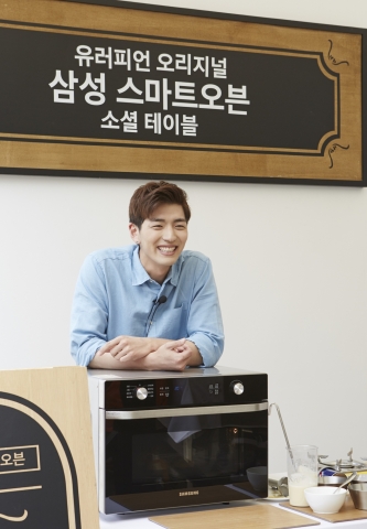 맹기용 셰프가 6일 합정동 퍼블리칸 바이츠 레스토랑에서 진행된 삼성 스마트오븐 소셜 테이블 행사에서 삼성 스마트오븐으로 간편하게 만들 수 있는 유러피언 오리지널 레시피를 소개하고 있다.