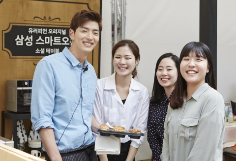 맹기용 셰프와 삼성전자 스마트오븐 SNS 이벤트 당첨자들이 6일 합정동 퍼블리칸 바이츠 레스토랑에서 진행된 삼성 스마트오븐 소셜 테이블 행사에서 삼성 스마트오븐으로 완성된 촉촉 바삭한 유러피언 오리지널 음식을 즐기고 있다.