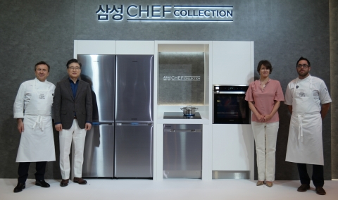 7일 서울 신라호텔에서 진행된 2015 삼성 셰프컬렉션 미디어데이에서 셰프 다니엘 블뤼, 삼성전자 소비자가전부문 윤부근 대표이사 사장, 공연연출가 박칼린, 셰프 크리스토퍼 코스토프(왼쪽부터)가 냉장고, 인덕션 전기레인지, 식기세척기, 전기오븐으로 구성된 셰프컬렉션 빌트인을 소개하고 있다.