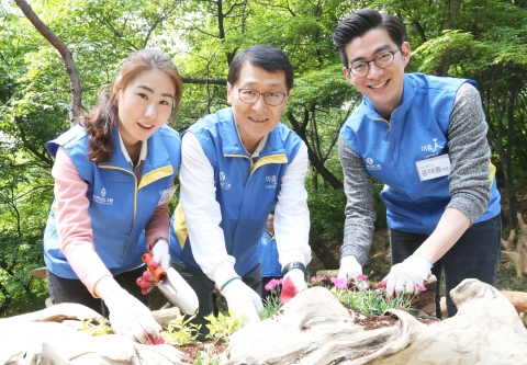 신한카드는 7일 오전, 서울 남산공원 내 장충 유아 숲체험장에서 위 사장을 비롯한 모든 임원들과 올해 입사한 신입사원 등 총 50여 명이 참여한 가운데 숲 가꾸기 봉사활동을 진행했다