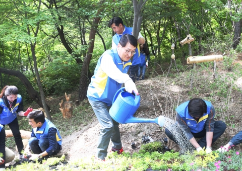 신한카드는 7일 오전, 서울 남산공원 내 장충 유아 숲체험장에서 위 사장을 비롯한 모든 임원들과 올해 입사한 신입사원 등 총 50여 명이 참여한 가운데 숲 가꾸기 봉사활동을 진행했다