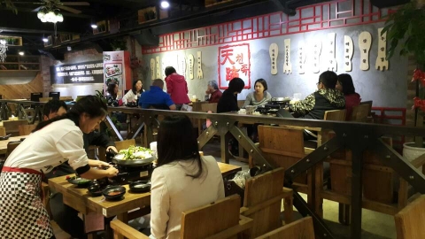 훌랄라 자매브랜드 천하제일왕족발이 중국 1호점을 오픈했다