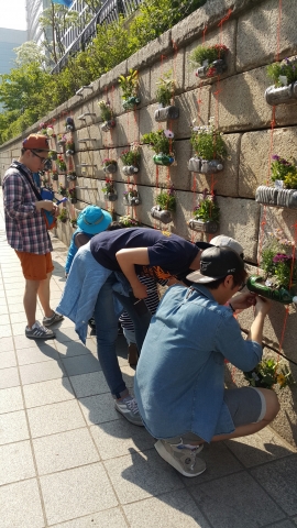 KU게릴라가드닝 동아리 학생 25명이 지난 9일 오후 게릴라가드닝 행사에 참가했다