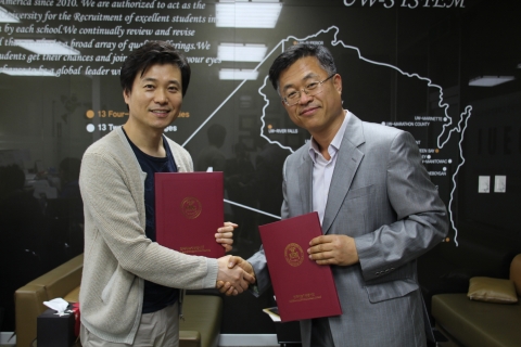 위스콘신주립대학교 한국사무소IUEC와 한국재능기부봉사단은 6일 삼성동 본사에서 기관 상호간 신뢰를 증진시키고 위스콘신 영어캠프 발전을 위하여 양자간 MOU협약을 체결했다.(사진자료제공: 한국재능기부봉사단)