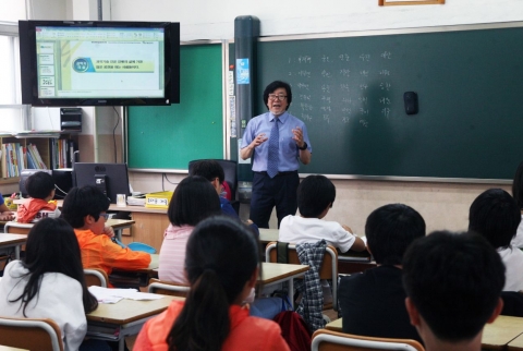 천안남산초등학교 6학년 학생들을 대상으로 심현보 박사가 과학자의 길이란 주제로 진로설계 강좌를 진행하고 있다