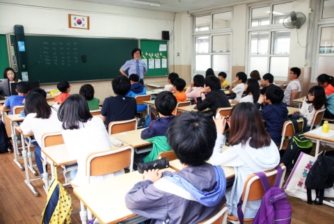 천안남산초등학교 6학년 학생들을 대상으로 심현보 박사가 과학자의 길이란 주제로 진로설계 강좌를 진행하고 있다