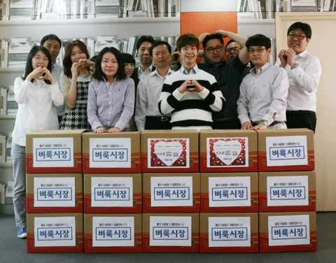 벼룩시장 서울고객센터, 부산벼룩시장, 대구벼룩시장은 5월 가정의 달을 맞아 13일, 사랑의 안부 전화 1:1결연을 맺고 있는 홀몸 어르신들에게 쌀과 밑반찬을 포장한 식료품박스와 텔레마케터들이 직접 정성스럽게 쓴 손편지를 전달했다.