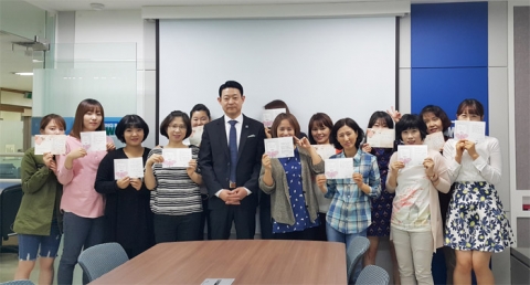 벼룩시장 서울고객센터, 부산벼룩시장, 대구벼룩시장은 5월 가정의 달을 맞아 13일, 사랑의 안부 전화 1:1결연을 맺고 있는 홀몸 어르신들에게 쌀과 밑반찬을 포장한 식료품박스와 텔레마케터들이 직접 정성스럽게 쓴 손편지를 전달했다.
