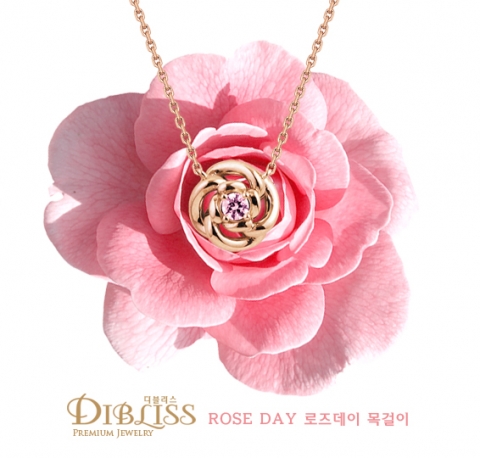 디블리스는 로즈데이를 맞아 여성들의 마음을 사로잡는 아름다운 장미 디자인의 로즈데이 리미티드 에디션 목걸이를 출시했다