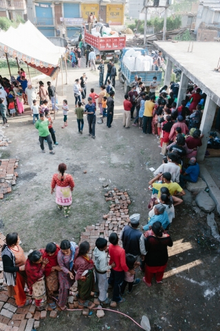 옥스팜이 제공하고 있는 위생키트를 받기 위해 줄을 서 있는 네팔 지진 피해 주민들