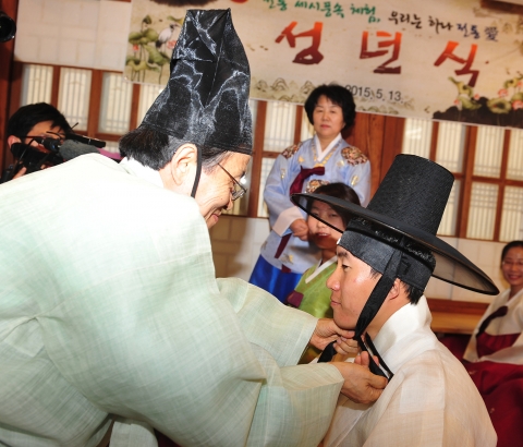 건국대 박물관이 서울캠퍼스 내에 위치한 서울시 민속자료 제9호 도정궁 경원당에서 지난 13일 외국인학생들을 초청해 전통 성년식을 개최했다.