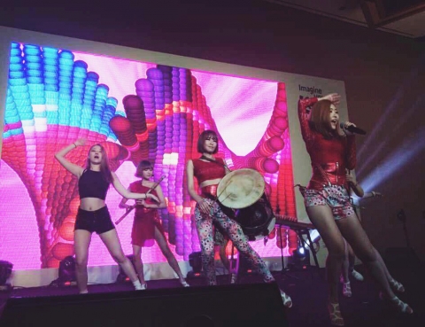 소리아밴드가  2015한국MICE대전에서 공연을 펼치고 있다.