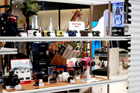 롯데에비뉴엘 엘카메라가 롯데월트타워 추천제품 RICOH PENTAX 아웃도어 카메라와 렌즈, 가방, 삼각대 특설코너를 마련하여 이벤트를 진행한다.