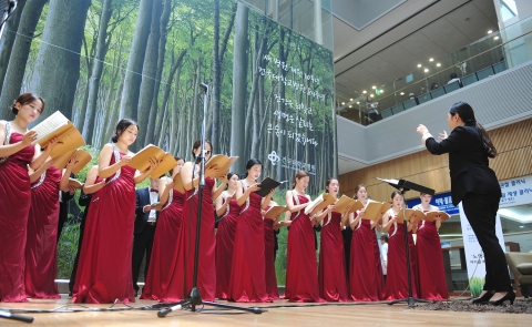 건국대 사범대학 음악교육과 학생 30명으로 구성된 성악합창단 건국콘서트콰이어가 건국대의 학원창립 84주년 축제기간인 14일 서울 광진구 능동로 건국대병원에서 자원봉사 공연인 ‘정오의 음악회’를 열어 환자와 가족들을 위한 힐링 콘서트를 하고 있다.