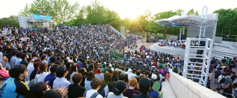 건국대학교 글로컬캠퍼스가 개교 35주년을 맞아 함신익과 심포니송 음악회를 열었다