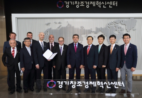 경기도 판교에 위치한 경기창조경제현신센터에서 불가리아 로젠 플레브넬리에프 대통령(가운데)과 임덕레 센터장(가운데 오른쪽 옆)이 관계자들과 기념촬영을 하는 모습