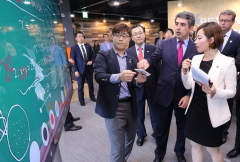 경기도 판교에 위치한 경기창조경제현신센터에 방문한 불가리아 로젠 플레브넬리에프 대통령(가운데)이 경기창조경제혁신센터 입주업체 애니랙티브 임성현 대표의 전자칠판 서비스 소개를 듣고 있는 모습