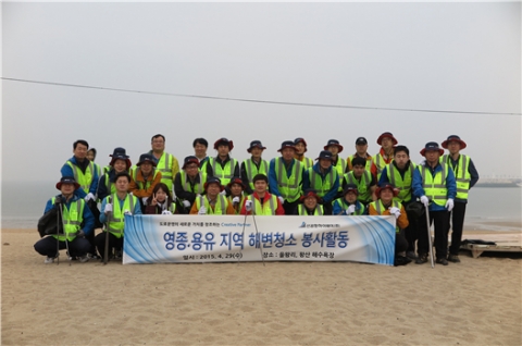 4월 29일 신공항하이웨이 임직원이 영종‧용유 지역 해변청소 봉사활동을 시행했다.