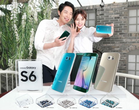 삼성전자가 18일 갤럭시 S6  블루 토파즈와 갤럭시 S6 엣지 그린 에메랄드 색상을 새롭게 출시한다