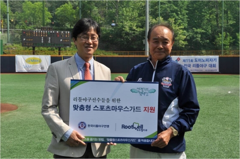 우측부터 한국리틀야구연맹 한영관 회장과 루트웰치과 김현철 대표원장