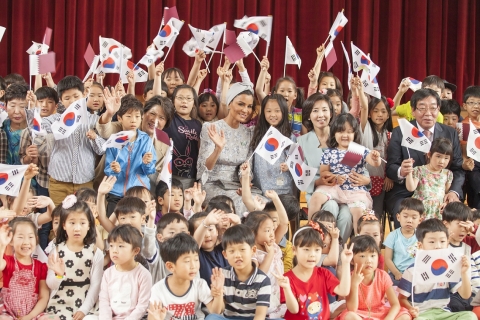 셰이카 모자 이사장은 서울남성초등학교의 수업현장을 참관하는 등 한국 학생들을 직접 만났다.